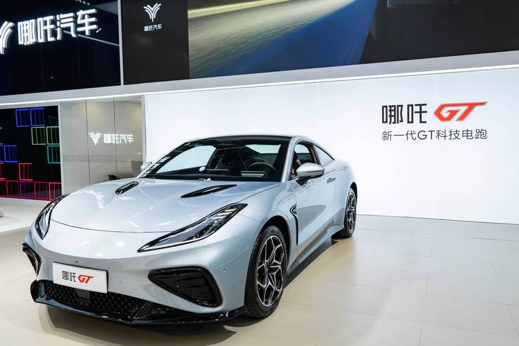 深圳225哪吒汽车在智能汽车领域的表现，领途汽车在新能源汽车市场中的影响力